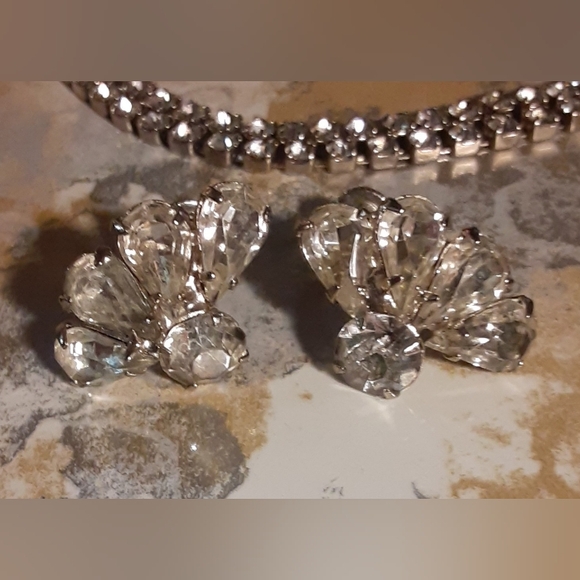 c1950 Crystal Flower Shaped Pendant Brooch w/ adorning Chain + Earring Set - Picture 3 of 8